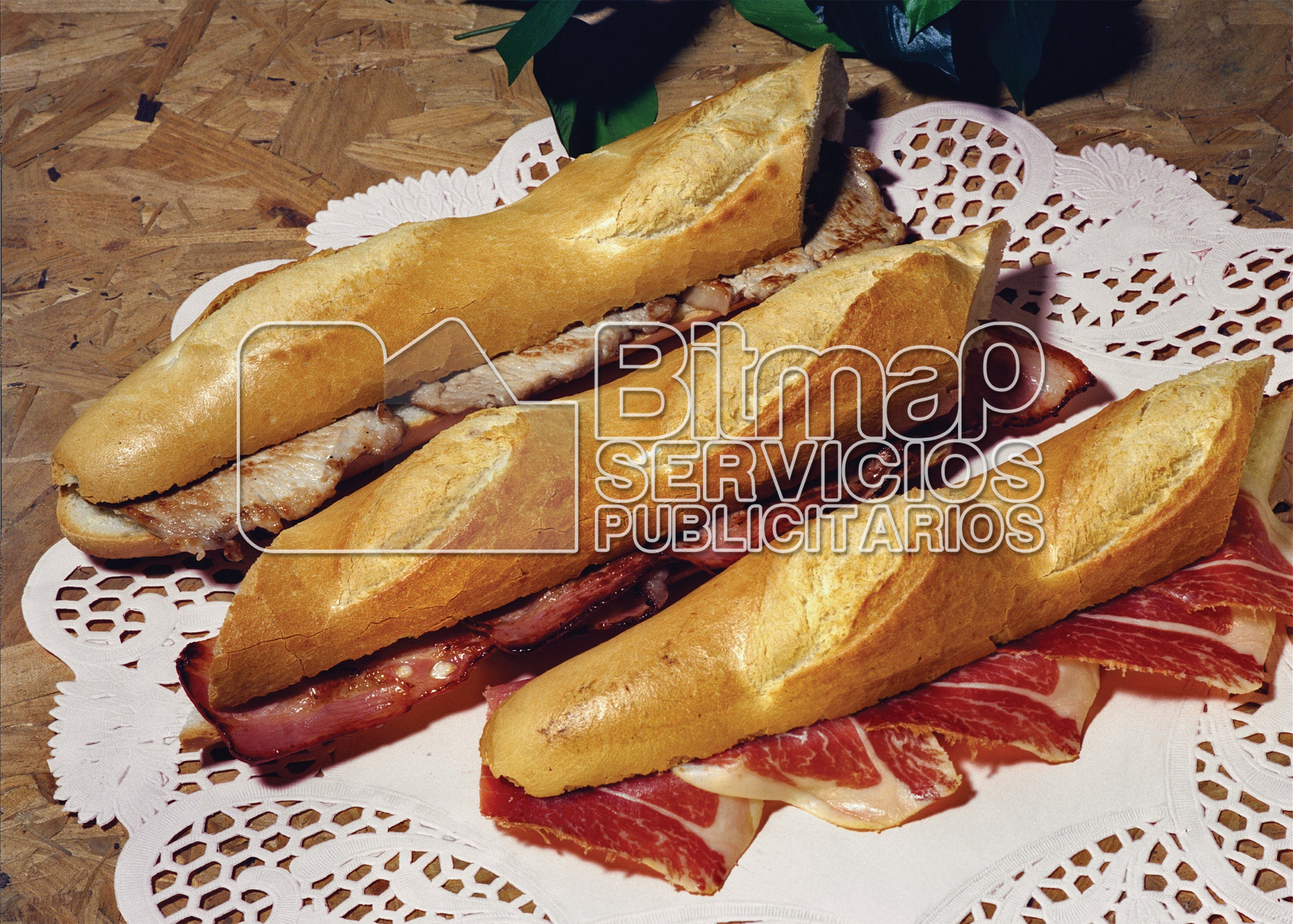 0636 Bocadillos de JAMON SERRANO, BACON y LOMO 2480x1472