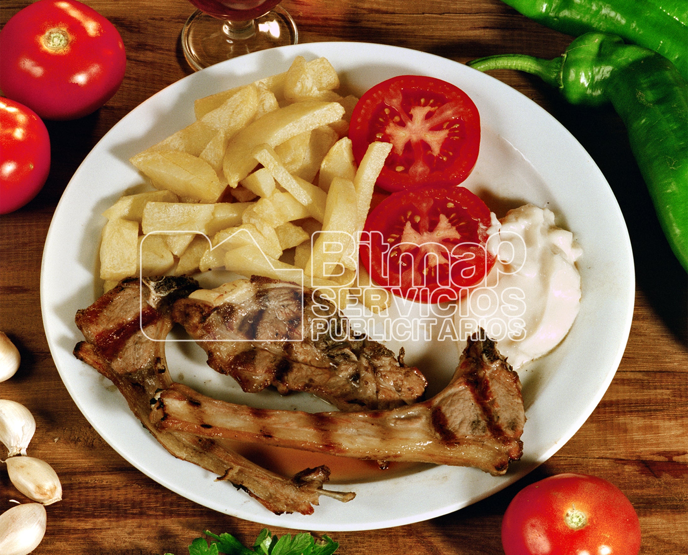 0830 COSTILLAS DE CORDERO, Patatas fritas y tomate