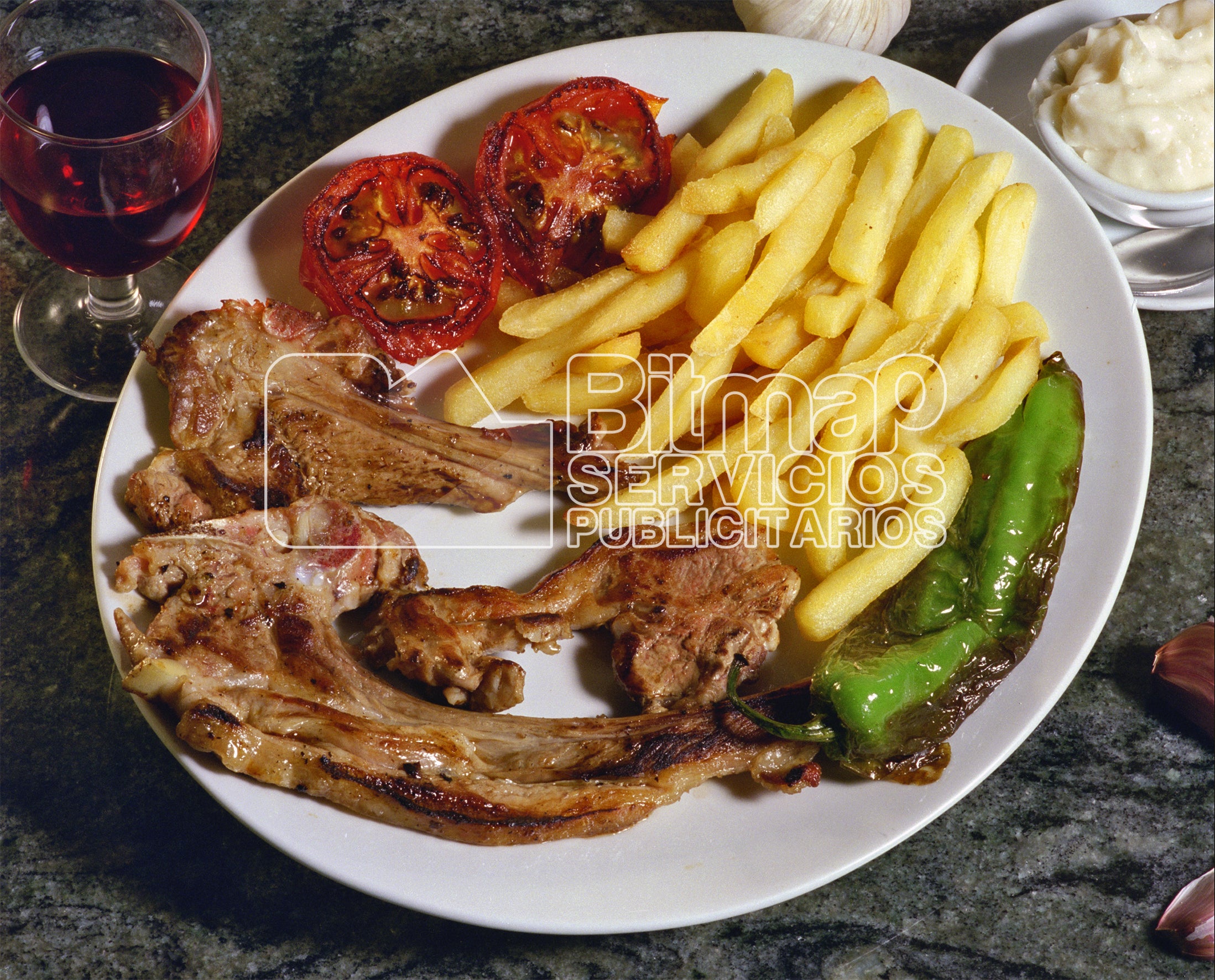 COSTILLAS DE CORDERO, Patatas fritas y Pimiento frito