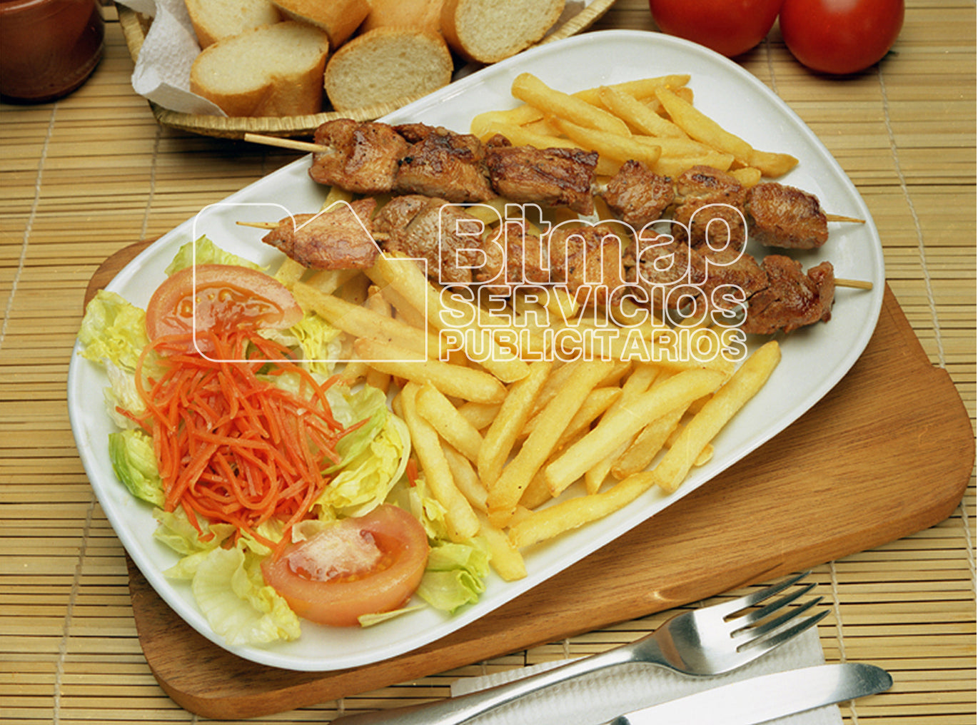 14-51 PINCHO MORUNO, patatas fritas, ensalada 1370x1016