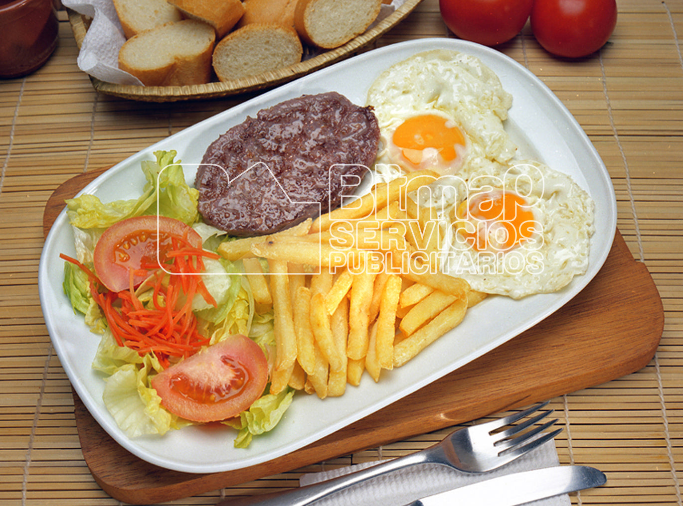 14-55 HAMBURGUESA, Huevos fritos, patatas fritas, ensalada 1370x1016