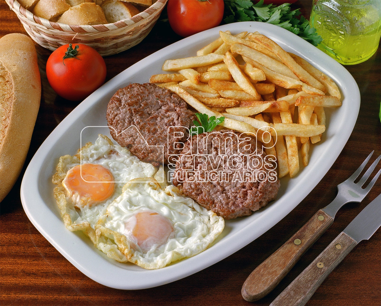 2012 Hamburguesa, huevos fritos y patatas fritas