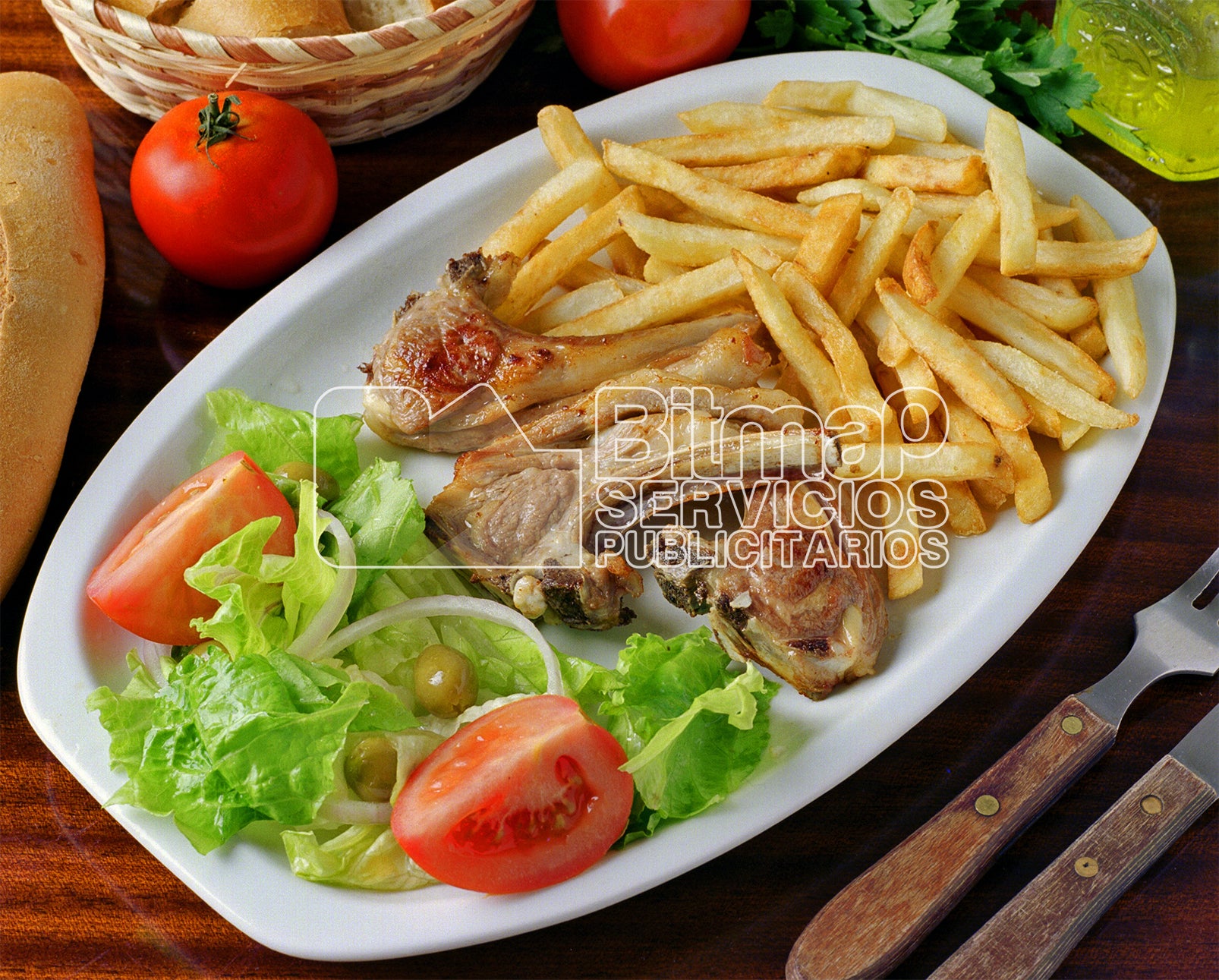 2018 Costillas de cordero, patatas fritas y ensalada